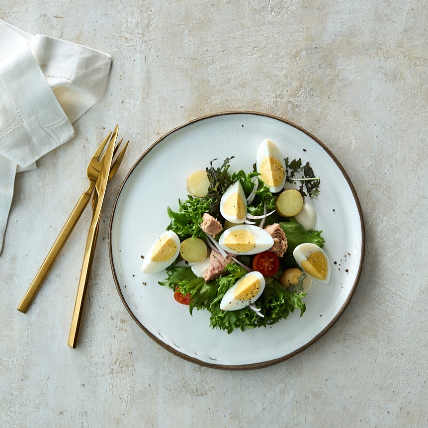 BOILED AND PEELED EGGS